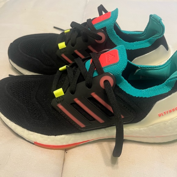 Adidas Ultraboost 22 Running Sneakers Black Turbo Mint women’s size 5 - Picture 3 of 5